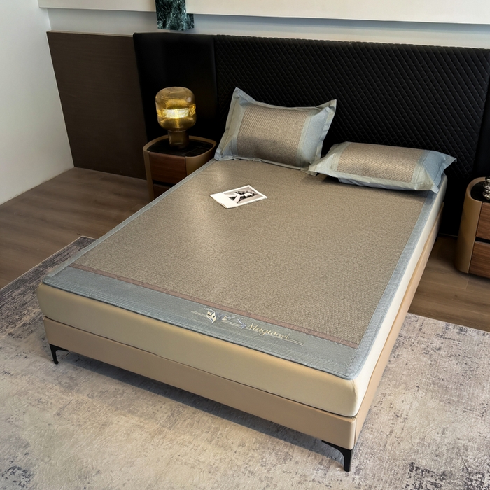 91家纺网 家纺一手货源 找家纺 鑫琪莱家纺 2026新款PE草本凉感藤席子凉席 艾草灰-床笠款