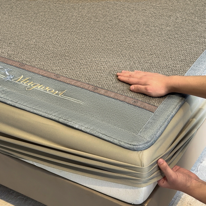 91家纺网 家纺一手货源 找家纺 鑫琪莱家纺 2026新款PE草本凉感藤席子凉席 艾草灰-床笠款