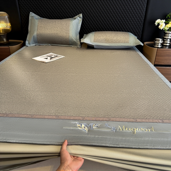 91家纺网 家纺一手货源 找家纺 鑫琪莱家纺 2026新款PE草本凉感藤席子凉席 艾草灰-床笠款