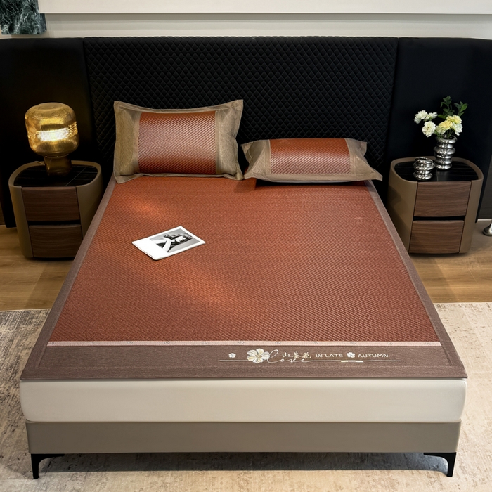 91家纺网 家纺一手货源 找家纺 鑫琪莱家纺 2026新款PE草本凉感藤席子凉席 山茶花咖-床席款