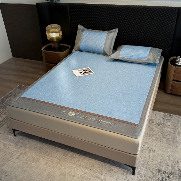 91家纺网 家纺一手货源 找家纺 鑫琪莱家纺 2026新款PE草本凉感藤席子凉席 山茶花蓝-床笠款