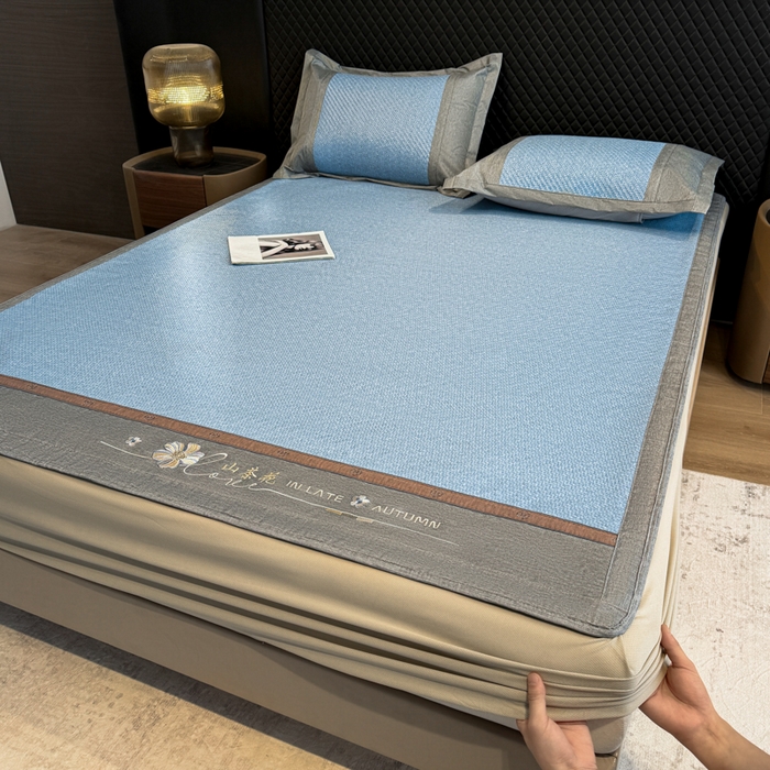 91家纺网 家纺一手货源 找家纺 鑫琪莱家纺 2026新款PE草本凉感藤席子凉席 山茶花蓝-床笠款