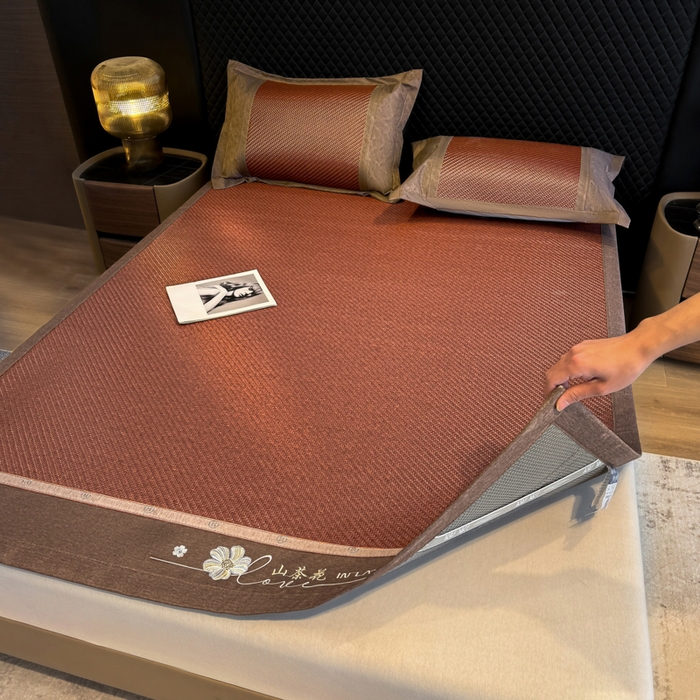 91家纺网 家纺一手货源 找家纺 鑫琪莱家纺 2026新款PE草本凉感藤席子凉席 山茶花咖-床席款