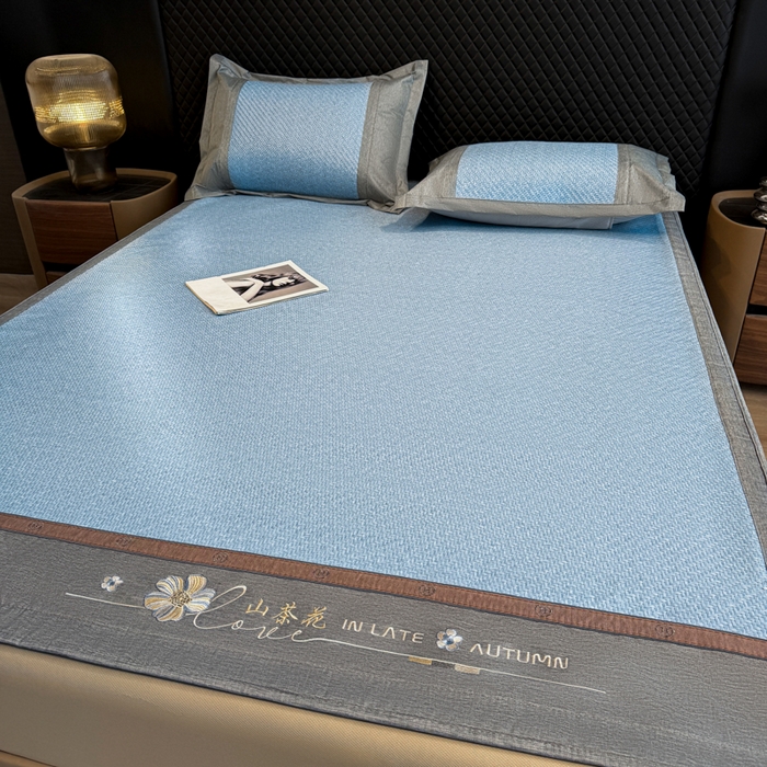 91家纺网 家纺一手货源 找家纺 鑫琪莱家纺 2026新款PE草本凉感藤席子凉席 山茶花蓝-床笠款