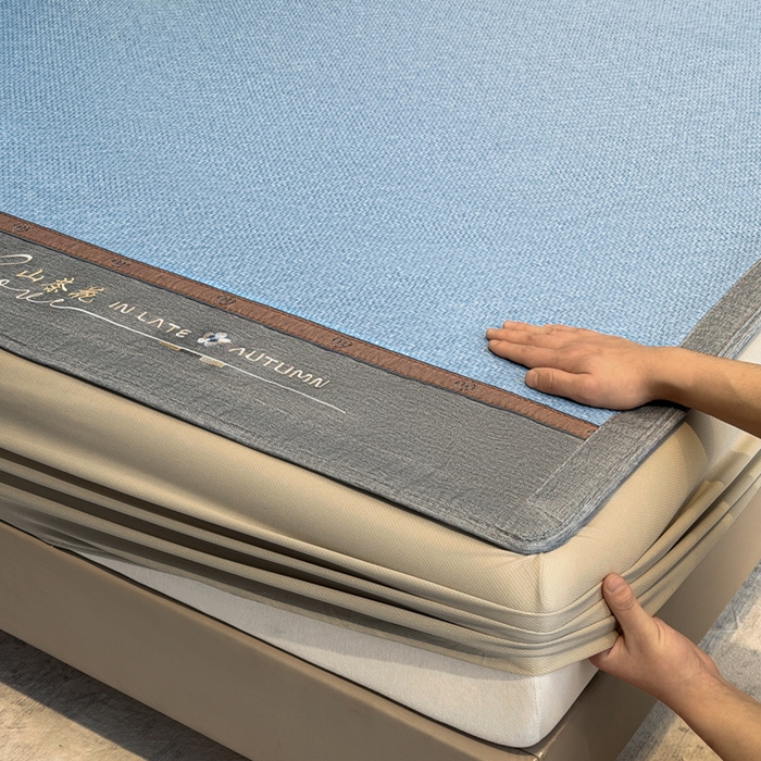 91家纺网 家纺一手货源 找家纺 鑫琪莱家纺 2026新款PE草本凉感藤席子凉席 山茶花蓝-床笠款