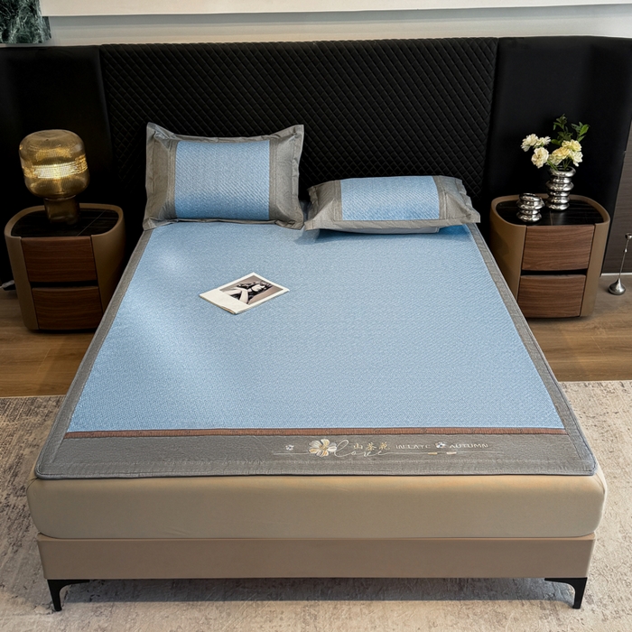 91家纺网 家纺一手货源 找家纺 鑫琪莱家纺 2026新款PE草本凉感藤席子凉席 山茶花蓝-床笠款