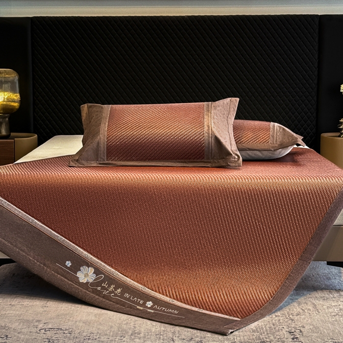 91家纺网 家纺一手货源 找家纺 鑫琪莱家纺 2026新款PE草本凉感藤席子凉席 山茶花咖-床席款