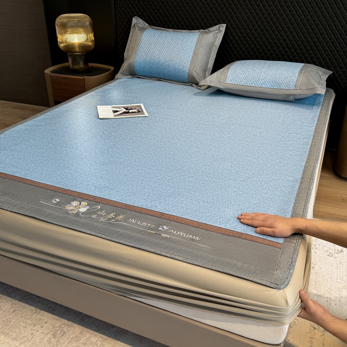 91家纺网 家纺一手货源 找家纺 鑫琪莱家纺 2026新款PE草本凉感藤席子凉席 山茶花蓝-床笠款