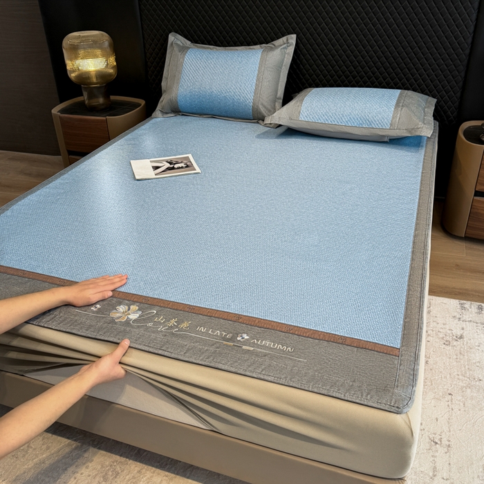 91家纺网 家纺一手货源 找家纺 鑫琪莱家纺 2026新款PE草本凉感藤席子凉席 山茶花蓝-床笠款