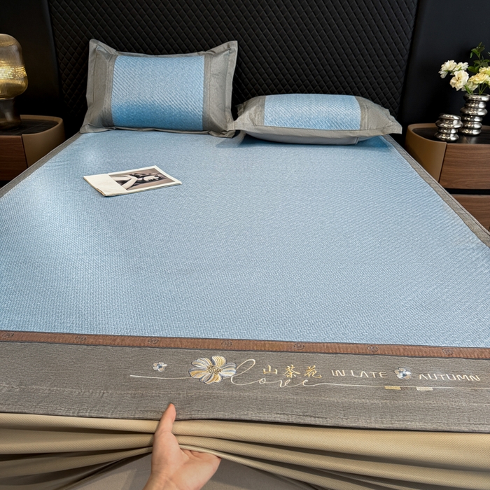 91家纺网 家纺一手货源 找家纺 鑫琪莱家纺 2026新款PE草本凉感藤席子凉席 山茶花蓝-床笠款