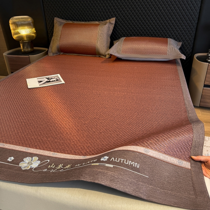 91家纺网 家纺一手货源 找家纺 鑫琪莱家纺 2026新款PE草本凉感藤席子凉席 山茶花咖-床席款