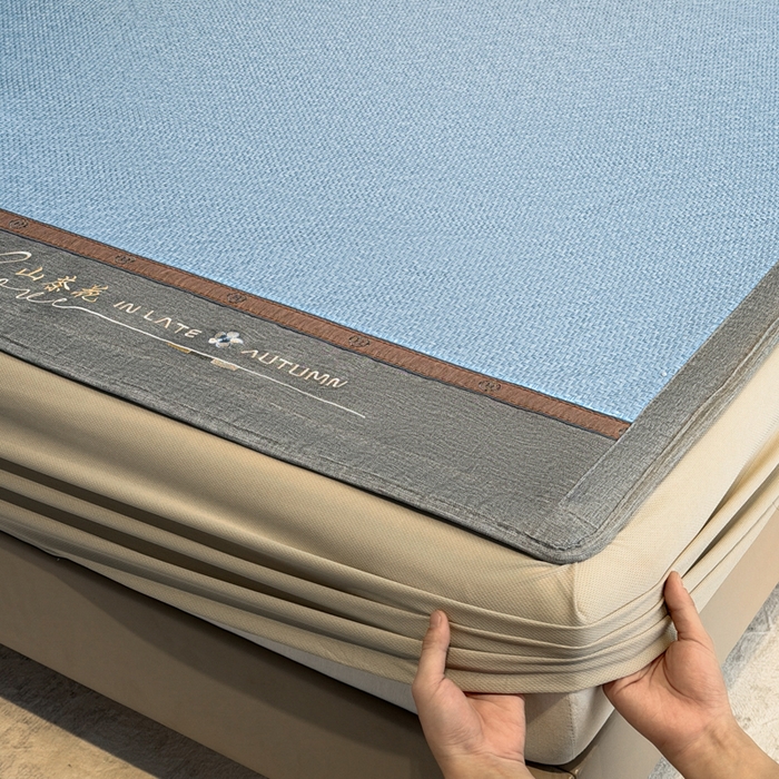 91家纺网 家纺一手货源 找家纺 鑫琪莱家纺 2026新款PE草本凉感藤席子凉席 山茶花蓝-床笠款