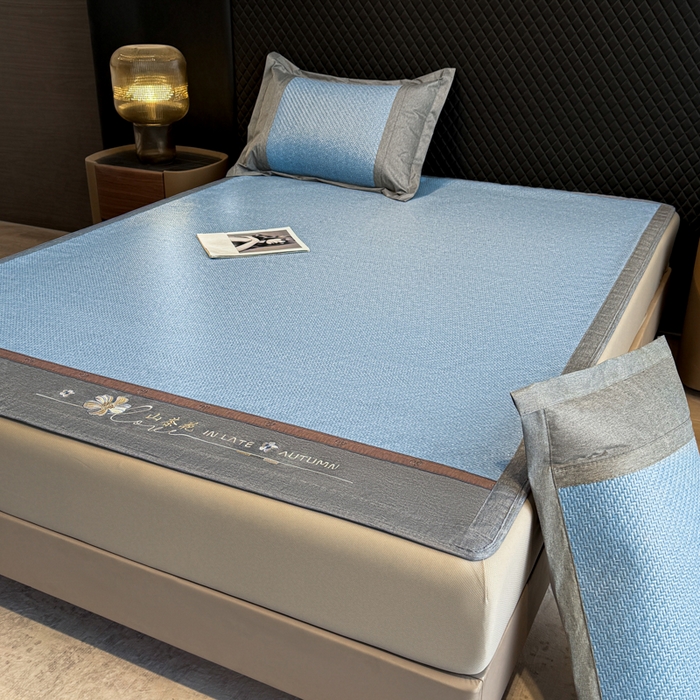 91家纺网 家纺一手货源 找家纺 鑫琪莱家纺 2026新款PE草本凉感藤席子凉席 山茶花蓝-床笠款