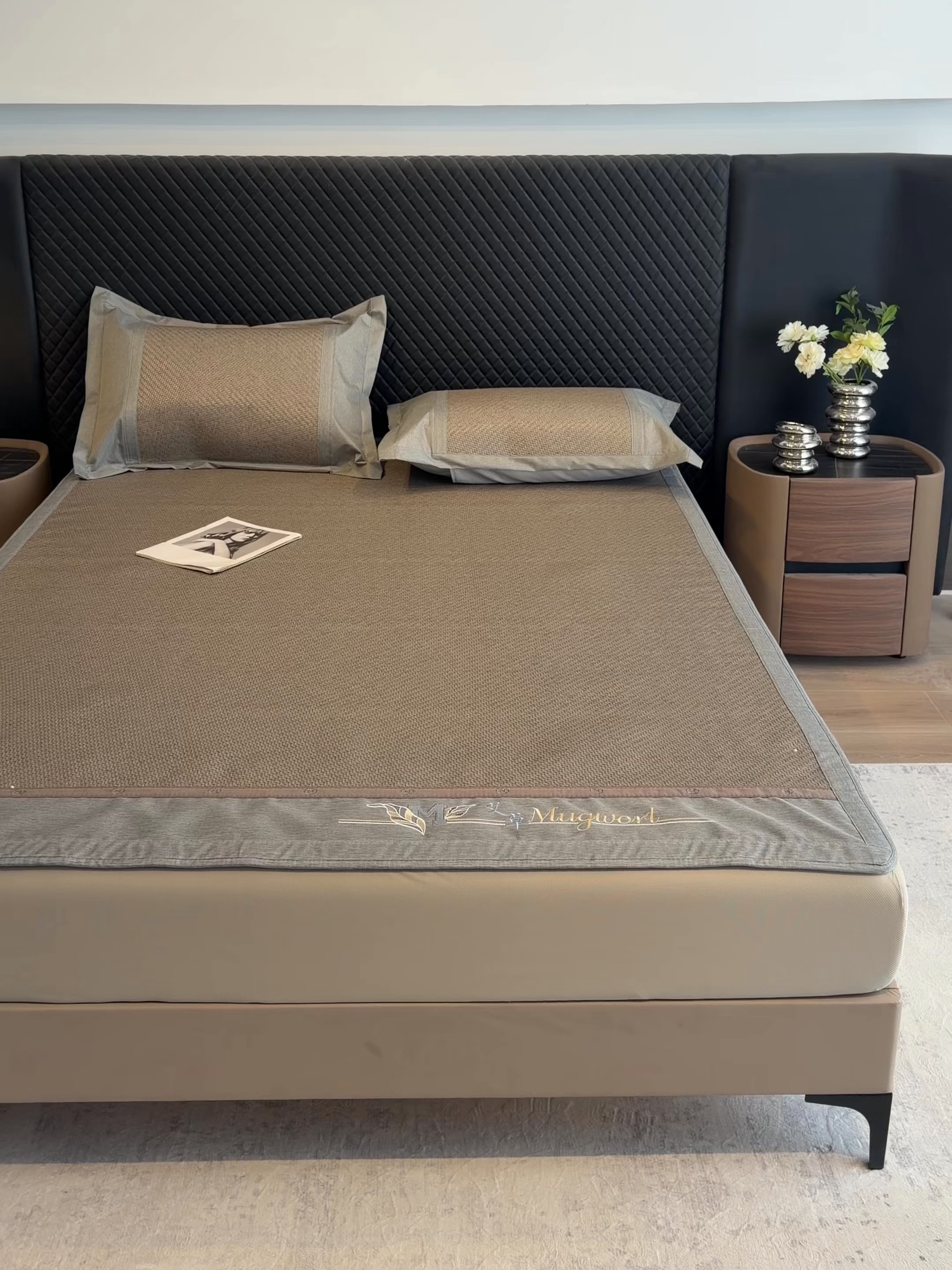 91家纺网 家纺一手货源 找家纺 鑫琪莱家纺 2026新款PE草本凉感藤席子凉席 艾草灰-床笠款