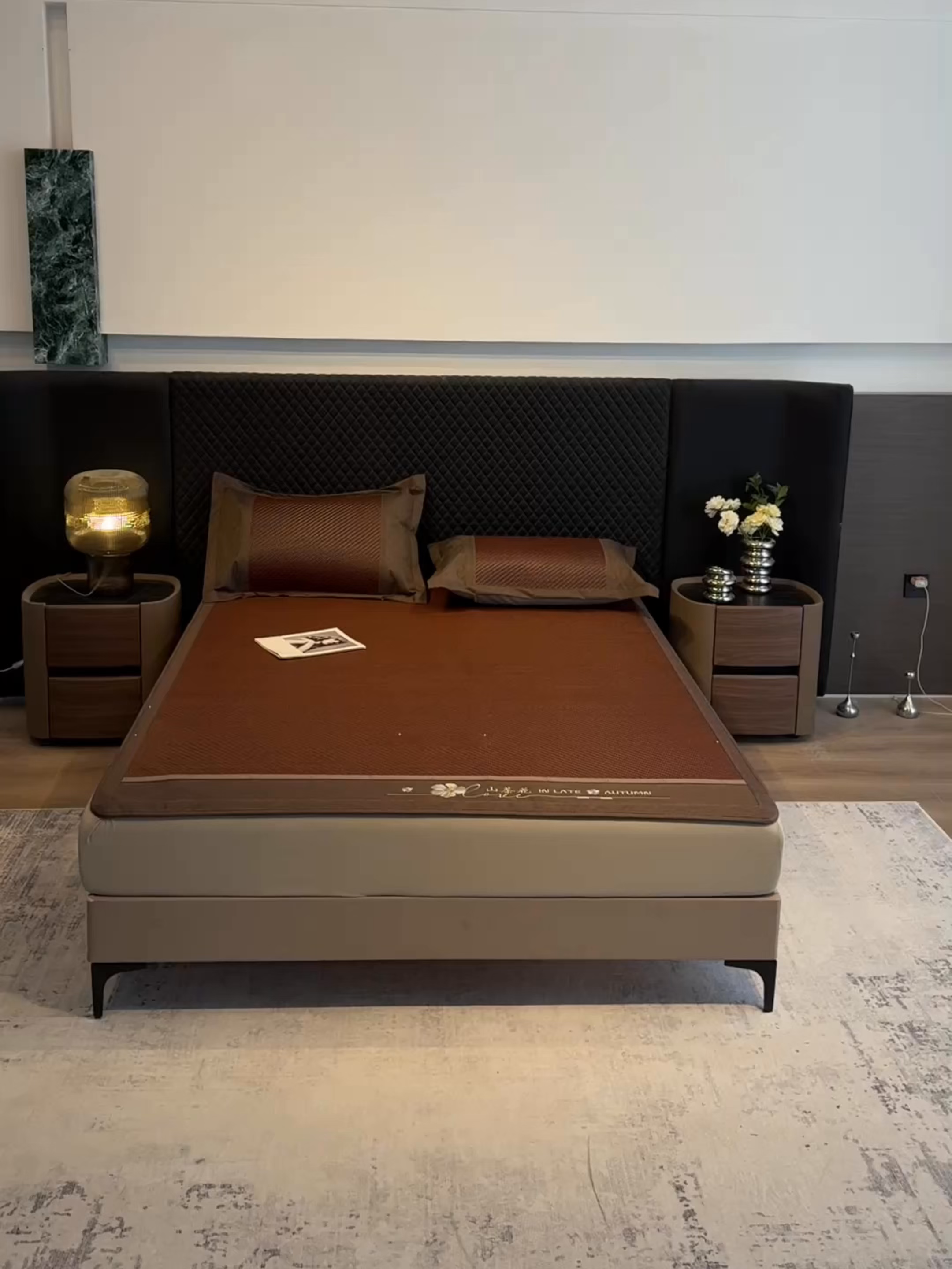 91家纺网 家纺一手货源 找家纺 鑫琪莱家纺 2026新款PE草本凉感藤席子凉席 山茶花咖-床笠款