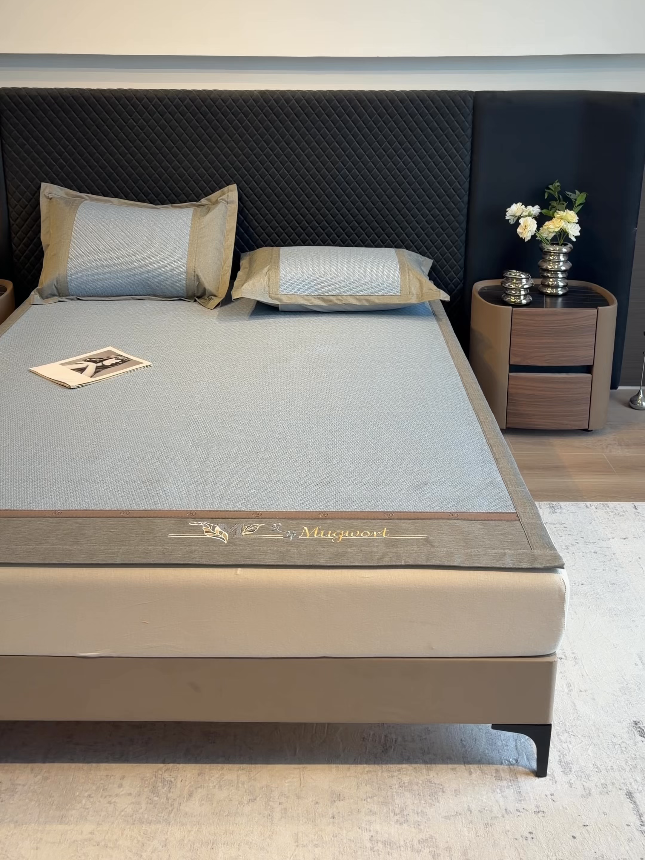 91家纺网 家纺一手货源 找家纺 鑫琪莱家纺 2026新款PE草本凉感藤席子凉席 艾草蓝-床席款