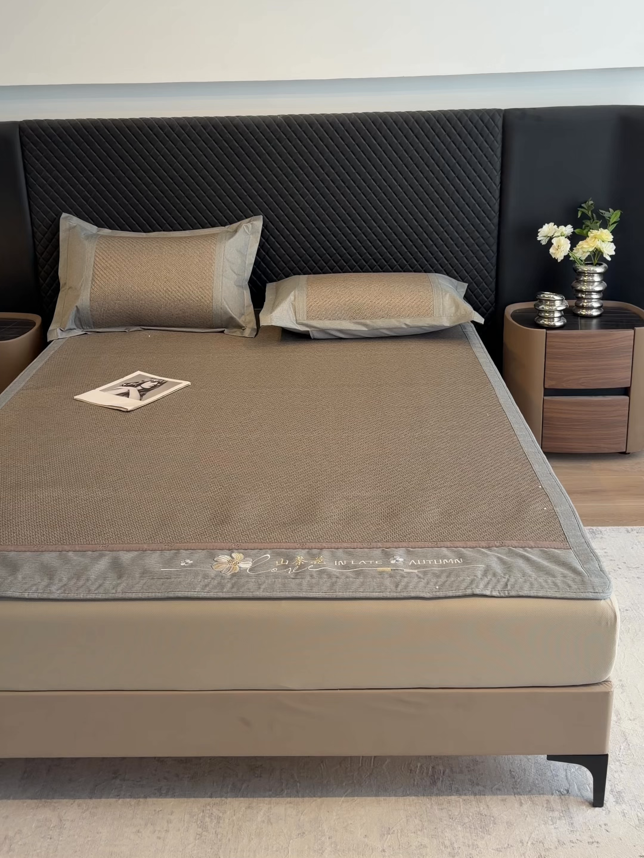 91家纺网 家纺一手货源 找家纺 鑫琪莱家纺 2026新款PE草本凉感藤席子凉席 山茶花灰-床笠款