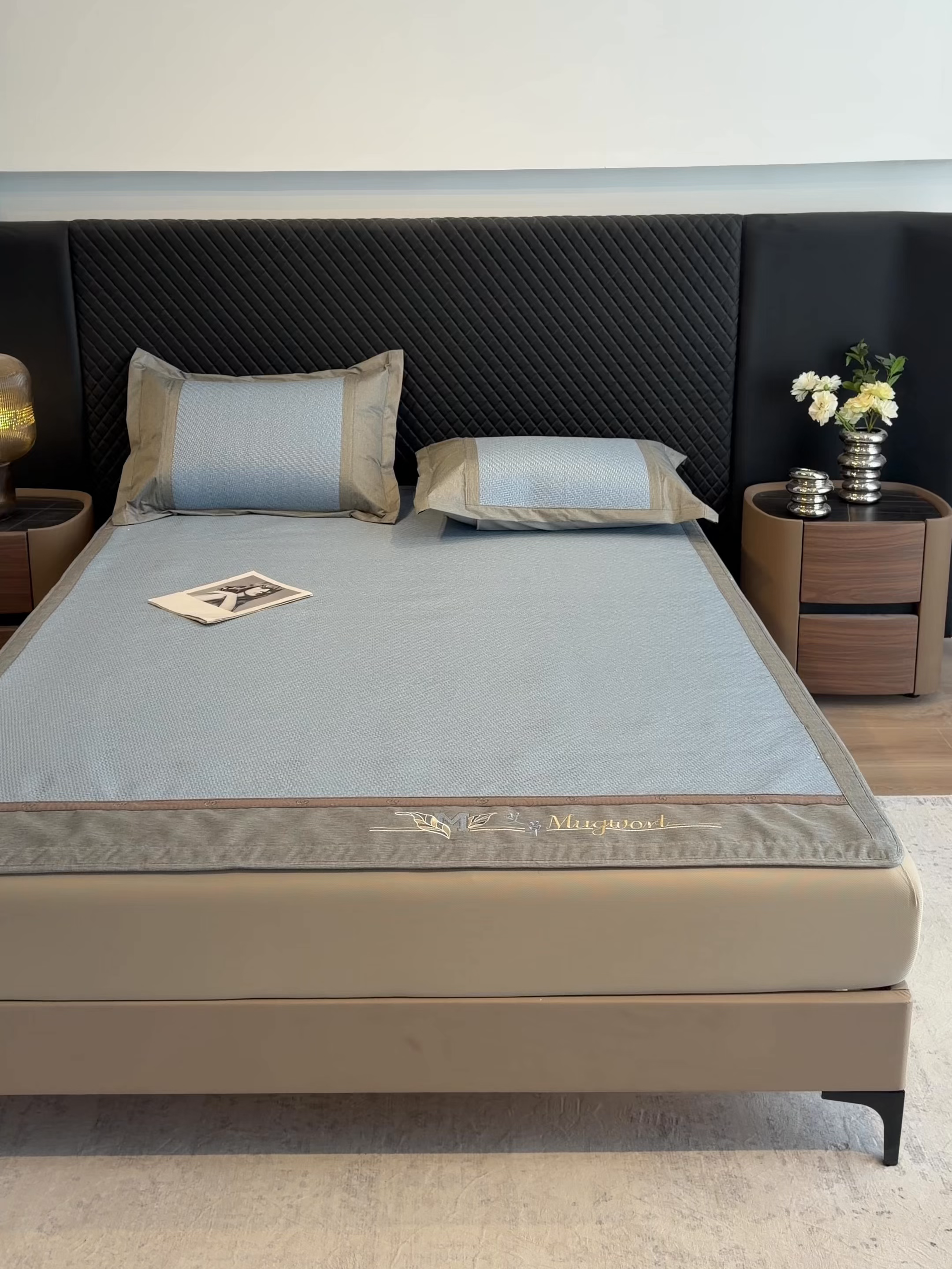 91家纺网 家纺一手货源 找家纺 鑫琪莱家纺 2026新款PE草本凉感藤席子凉席 艾草蓝-床笠款