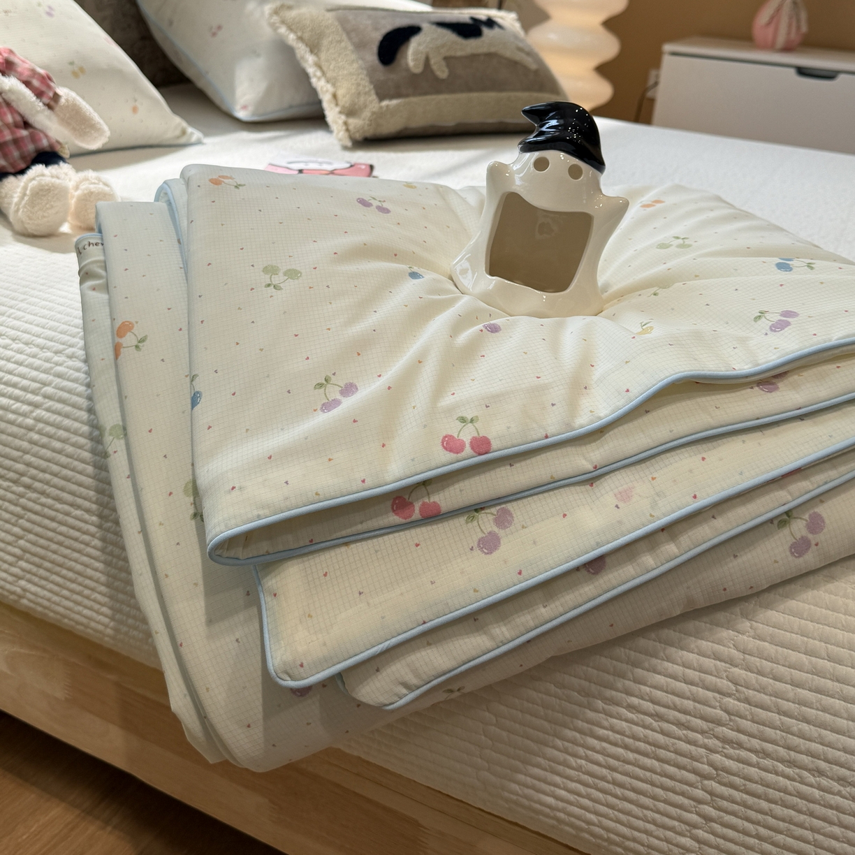 91家纺网 家纺一手货源 找家纺 羚羊语家纺 2026新款凉感丝提花夏凉被（含氨）印花冰淇淋空调被针织棉被夏被冰丝云母凉感西瓜被子被芯 樱桃点点