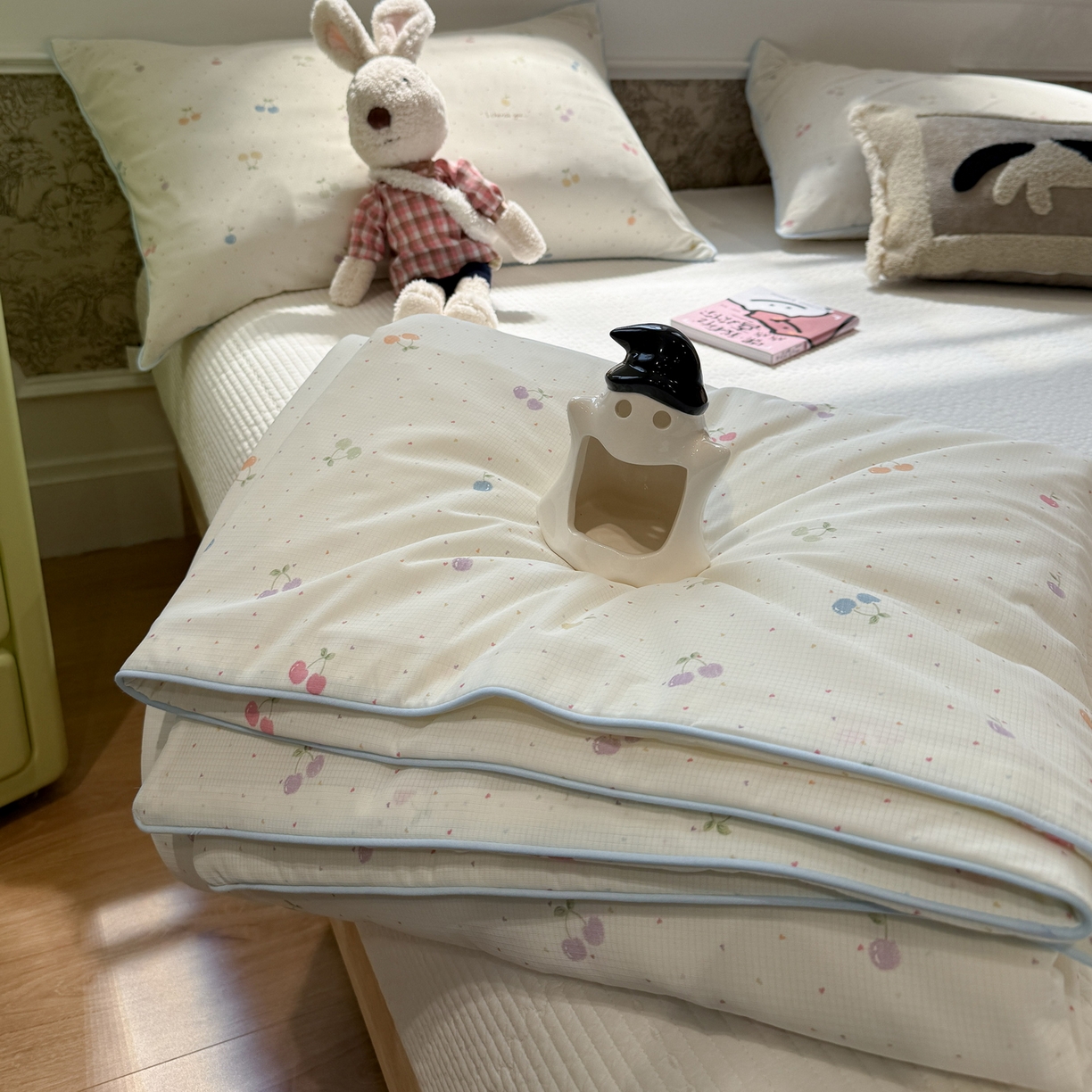 91家纺网 家纺一手货源 找家纺 羚羊语家纺 2026新款凉感丝提花夏凉被（含氨）印花冰淇淋空调被针织棉被夏被冰丝云母凉感西瓜被子被芯 樱桃点点