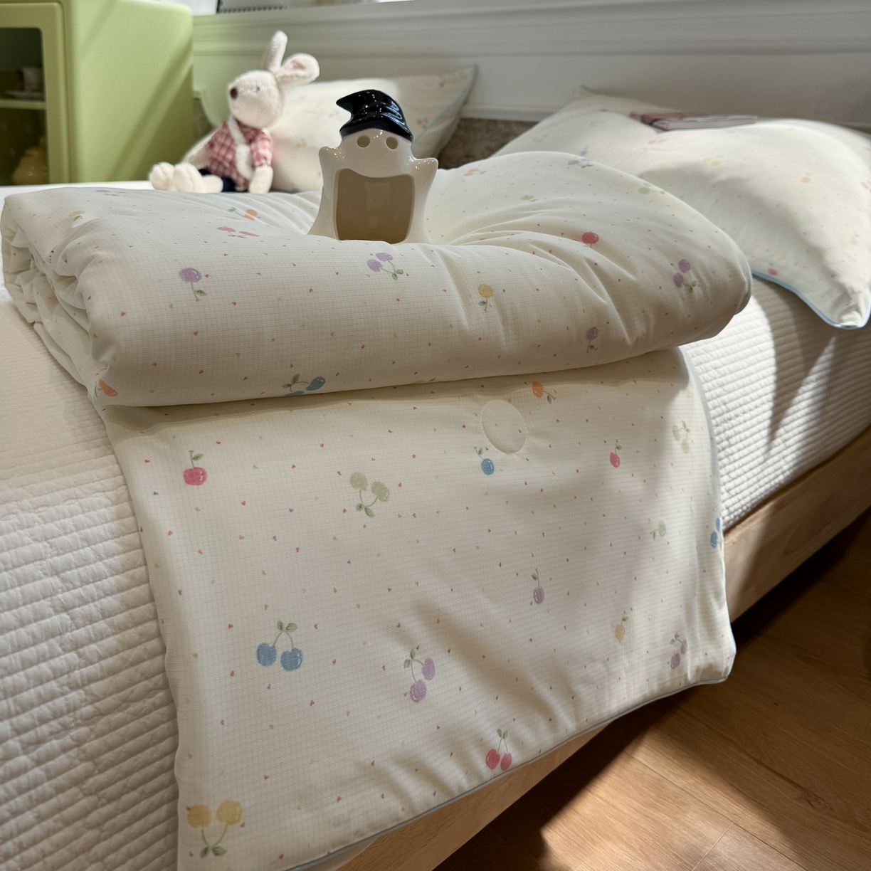 91家纺网 家纺一手货源 找家纺 羚羊语家纺 2026新款凉感丝提花夏凉被（含氨）印花冰淇淋空调被针织棉被夏被冰丝云母凉感西瓜被子被芯 樱桃点点