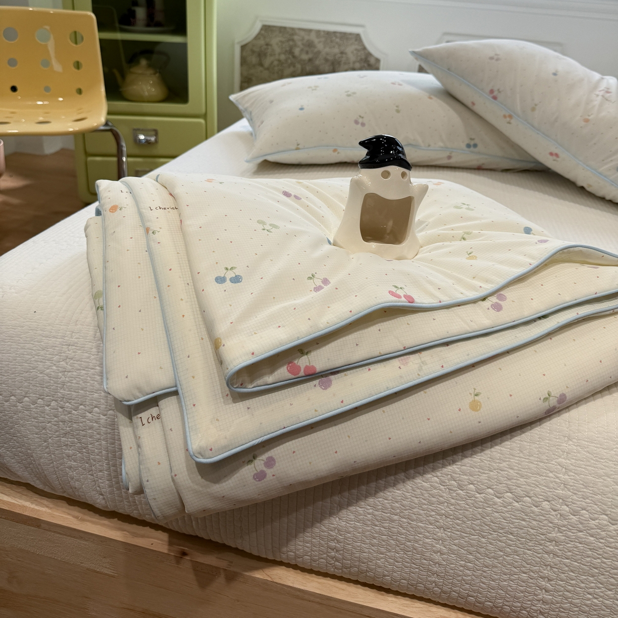 91家纺网 家纺一手货源 找家纺 羚羊语家纺 2026新款凉感丝提花夏凉被（含氨）印花冰淇淋空调被针织棉被夏被冰丝云母凉感西瓜被子被芯 樱桃点点