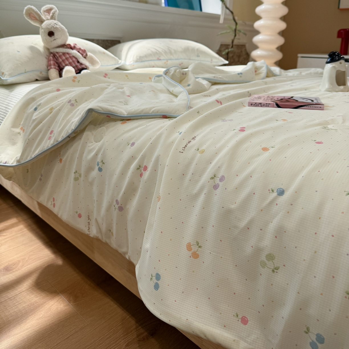 91家纺网 家纺一手货源 找家纺 羚羊语家纺 2026新款凉感丝提花夏凉被（含氨）印花冰淇淋空调被针织棉被夏被冰丝云母凉感西瓜被子被芯 樱桃点点