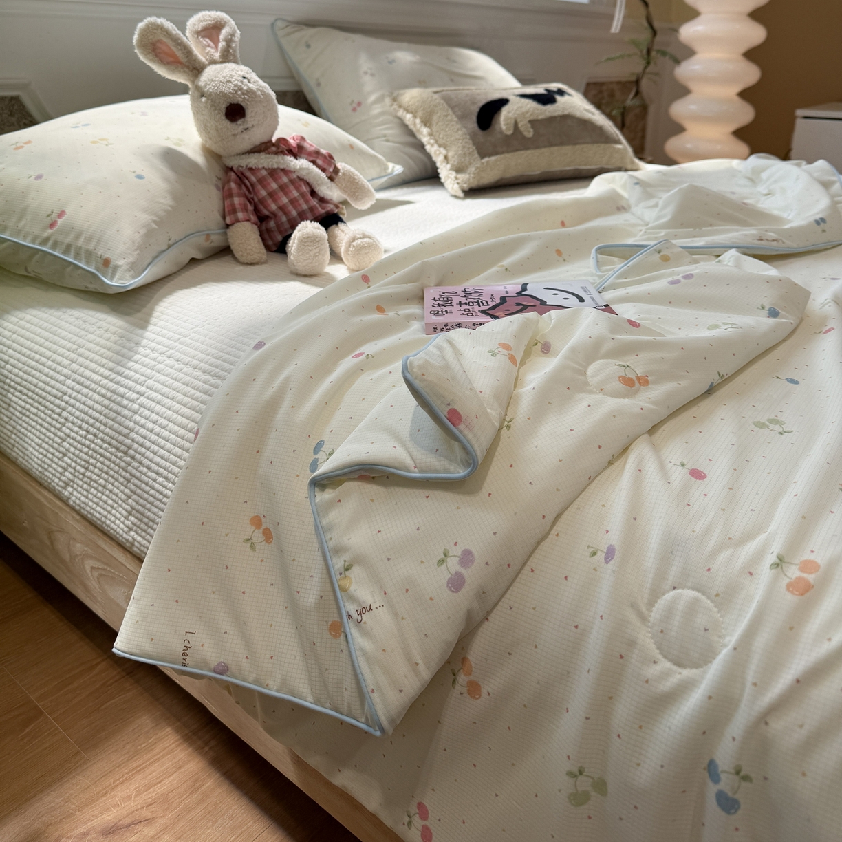 91家纺网 家纺一手货源 找家纺 羚羊语家纺 2026新款凉感丝提花夏凉被（含氨）印花冰淇淋空调被针织棉被夏被冰丝云母凉感西瓜被子被芯 樱桃点点