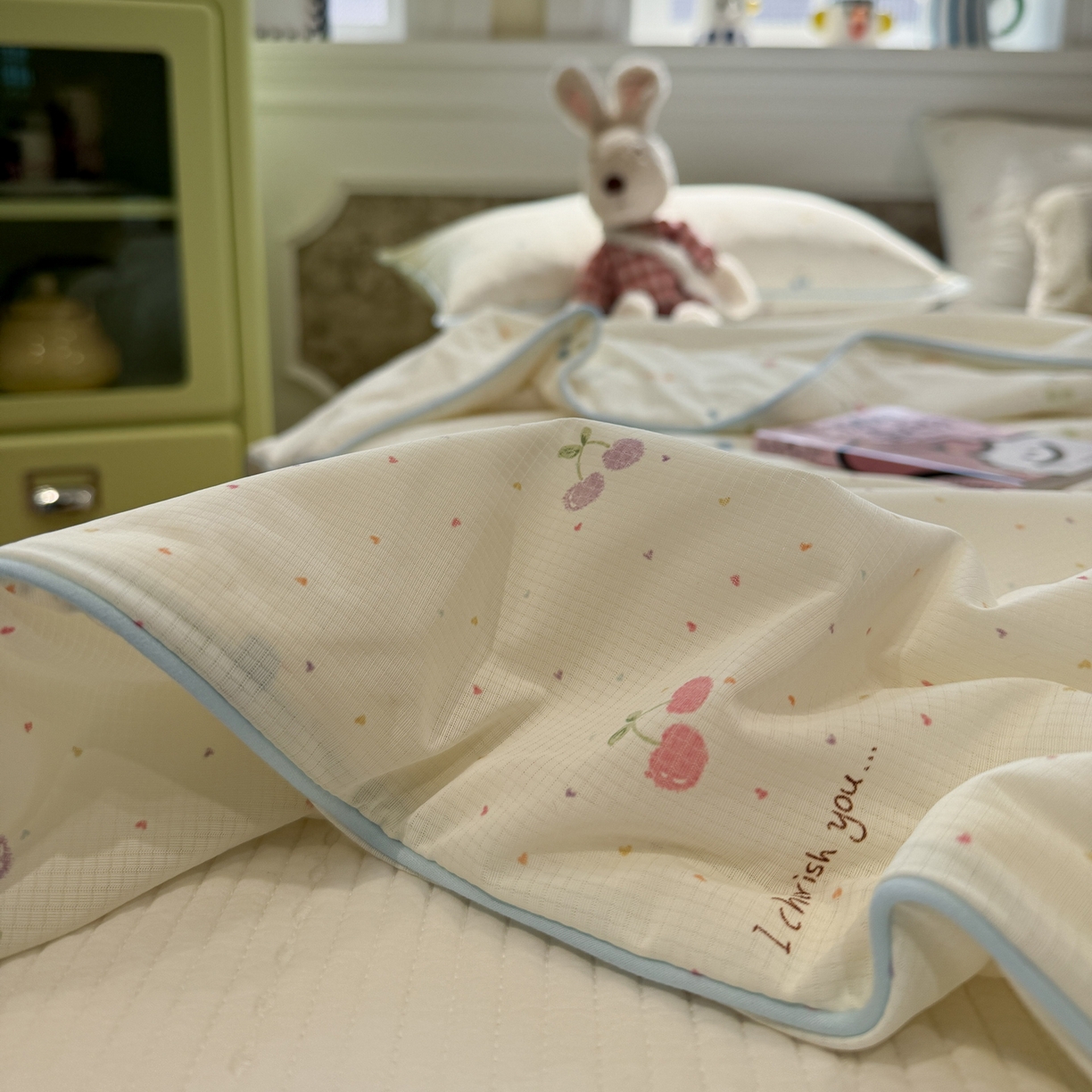 91家纺网 家纺一手货源 找家纺 羚羊语家纺 2026新款凉感丝提花夏凉被（含氨）印花冰淇淋空调被针织棉被夏被冰丝云母凉感西瓜被子被芯 樱桃点点