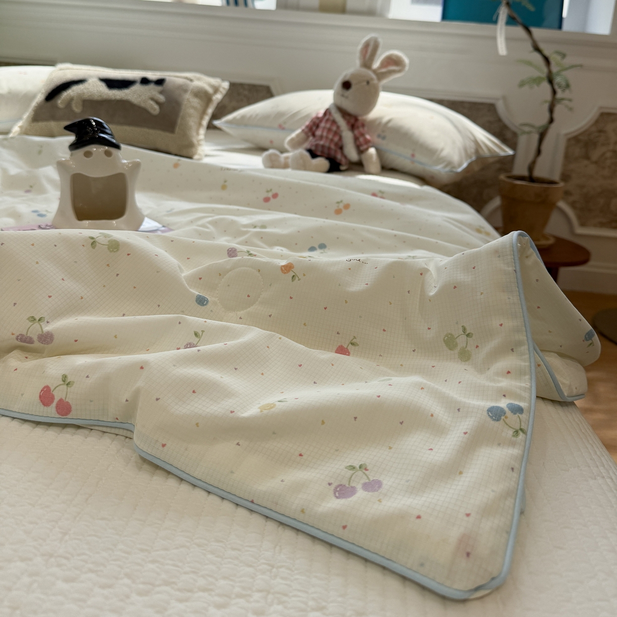 91家纺网 家纺一手货源 找家纺 羚羊语家纺 2026新款凉感丝提花夏凉被（含氨）印花冰淇淋空调被针织棉被夏被冰丝云母凉感西瓜被子被芯 樱桃点点