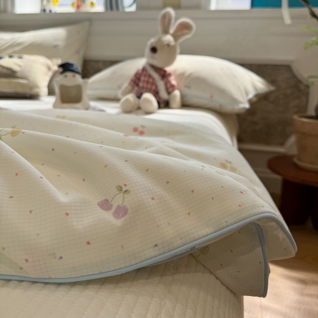 91家纺网 家纺一手货源 找家纺 羚羊语家纺 2026新款凉感丝提花夏凉被（含氨）印花冰淇淋空调被针织棉被夏被冰丝云母凉感西瓜被子被芯 樱桃点点