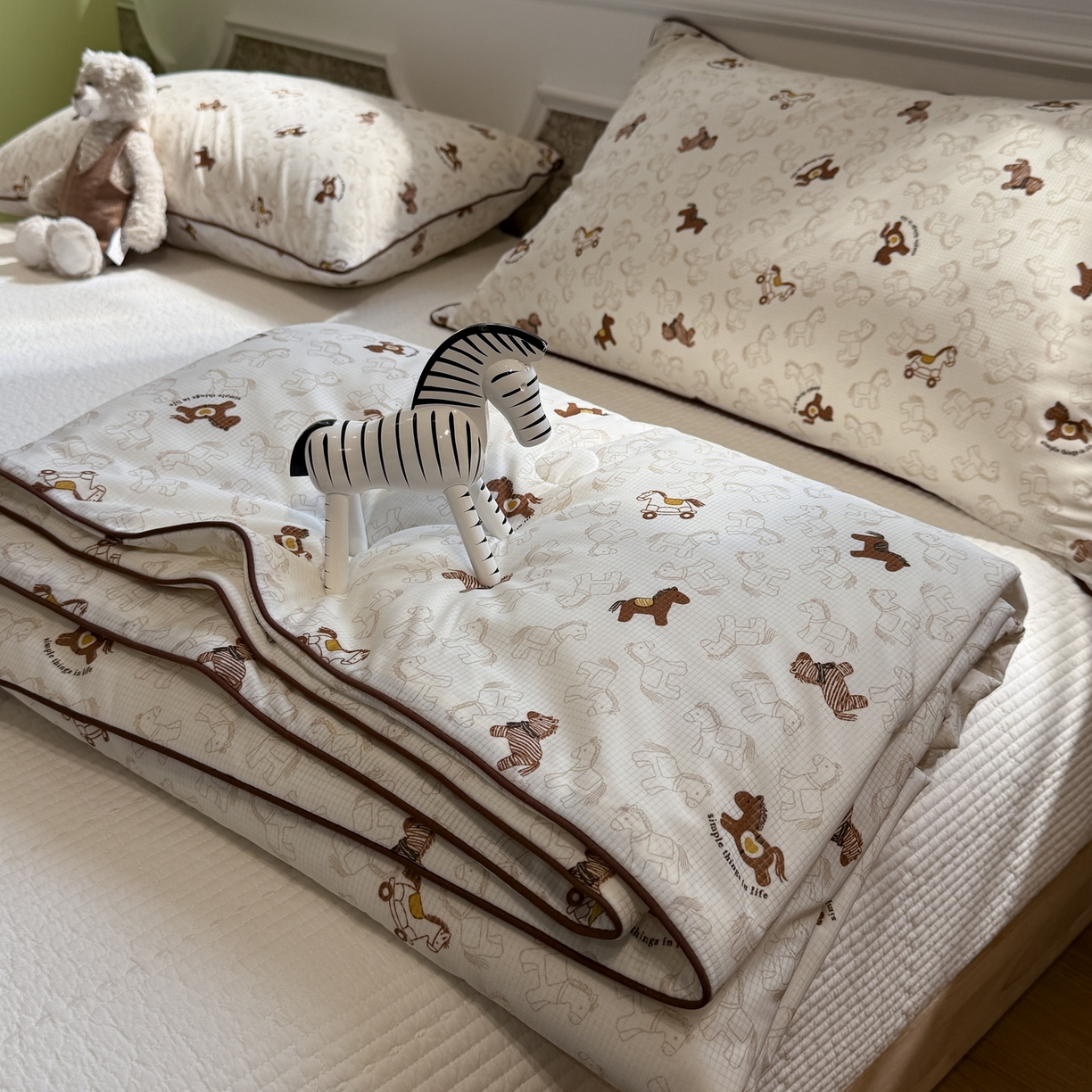 91家纺网 家纺一手货源 找家纺 羚羊语家纺 2026新款凉感丝提花夏凉被（含氨）印花冰淇淋空调被针织棉被夏被冰丝云母凉感西瓜被子被芯 旋转木马