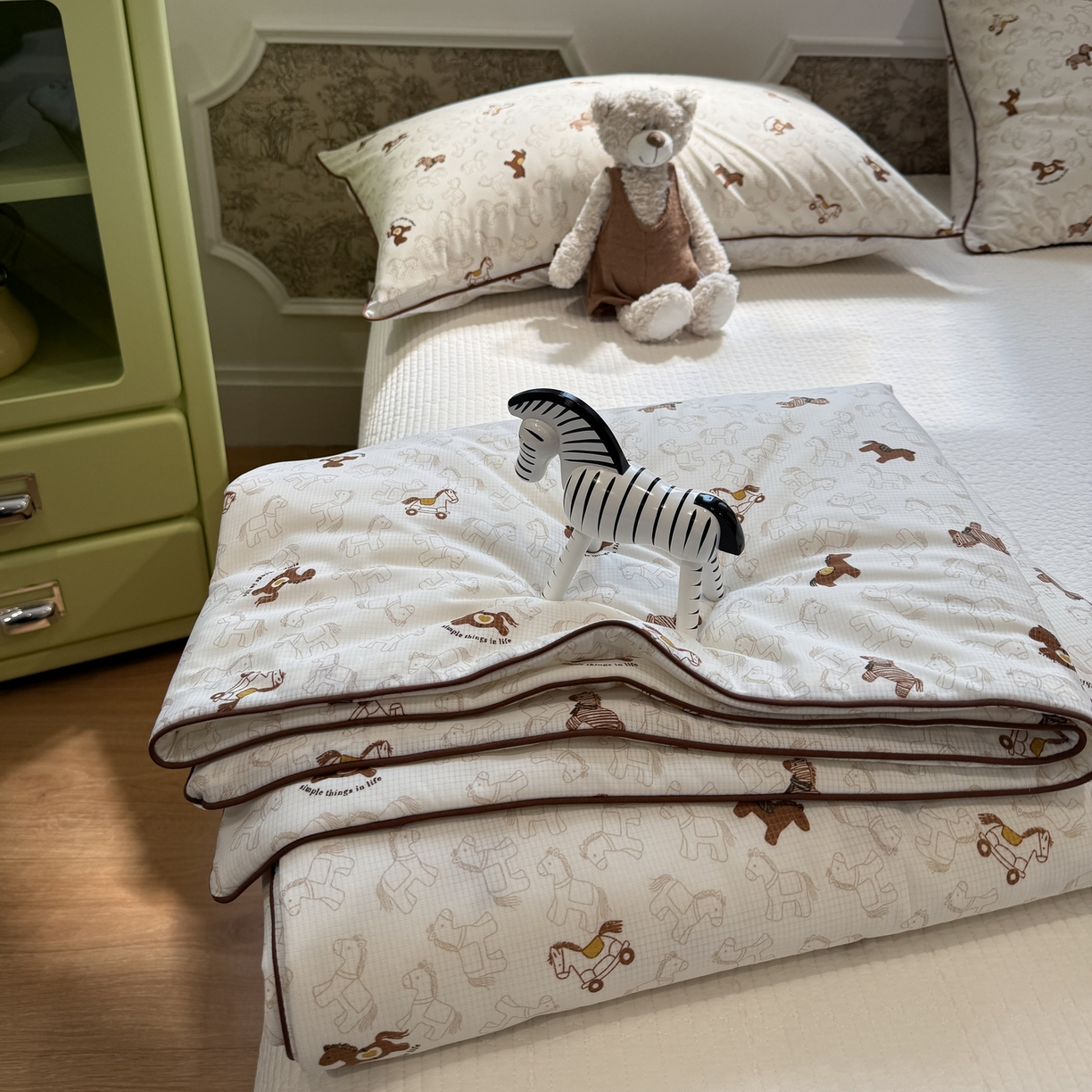 91家纺网 家纺一手货源 找家纺 羚羊语家纺 2026新款凉感丝提花夏凉被（含氨）印花冰淇淋空调被针织棉被夏被冰丝云母凉感西瓜被子被芯 旋转木马