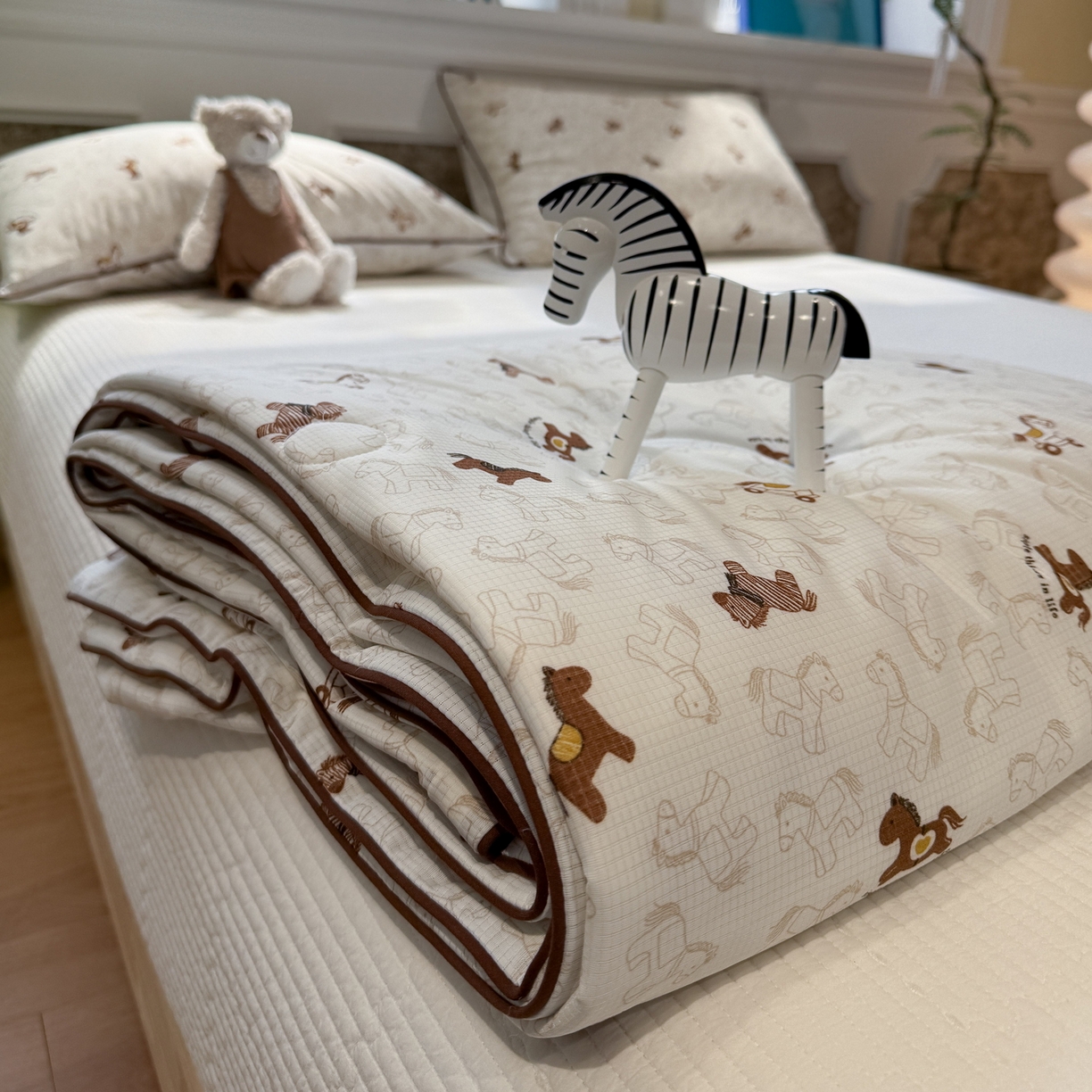 91家纺网 家纺一手货源 找家纺 羚羊语家纺 2026新款凉感丝提花夏凉被（含氨）印花冰淇淋空调被针织棉被夏被冰丝云母凉感西瓜被子被芯 旋转木马