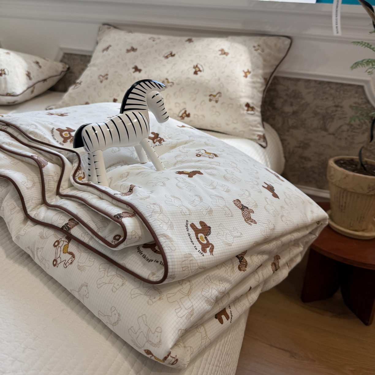 91家纺网 家纺一手货源 找家纺 羚羊语家纺 2026新款凉感丝提花夏凉被（含氨）印花冰淇淋空调被针织棉被夏被冰丝云母凉感西瓜被子被芯 旋转木马