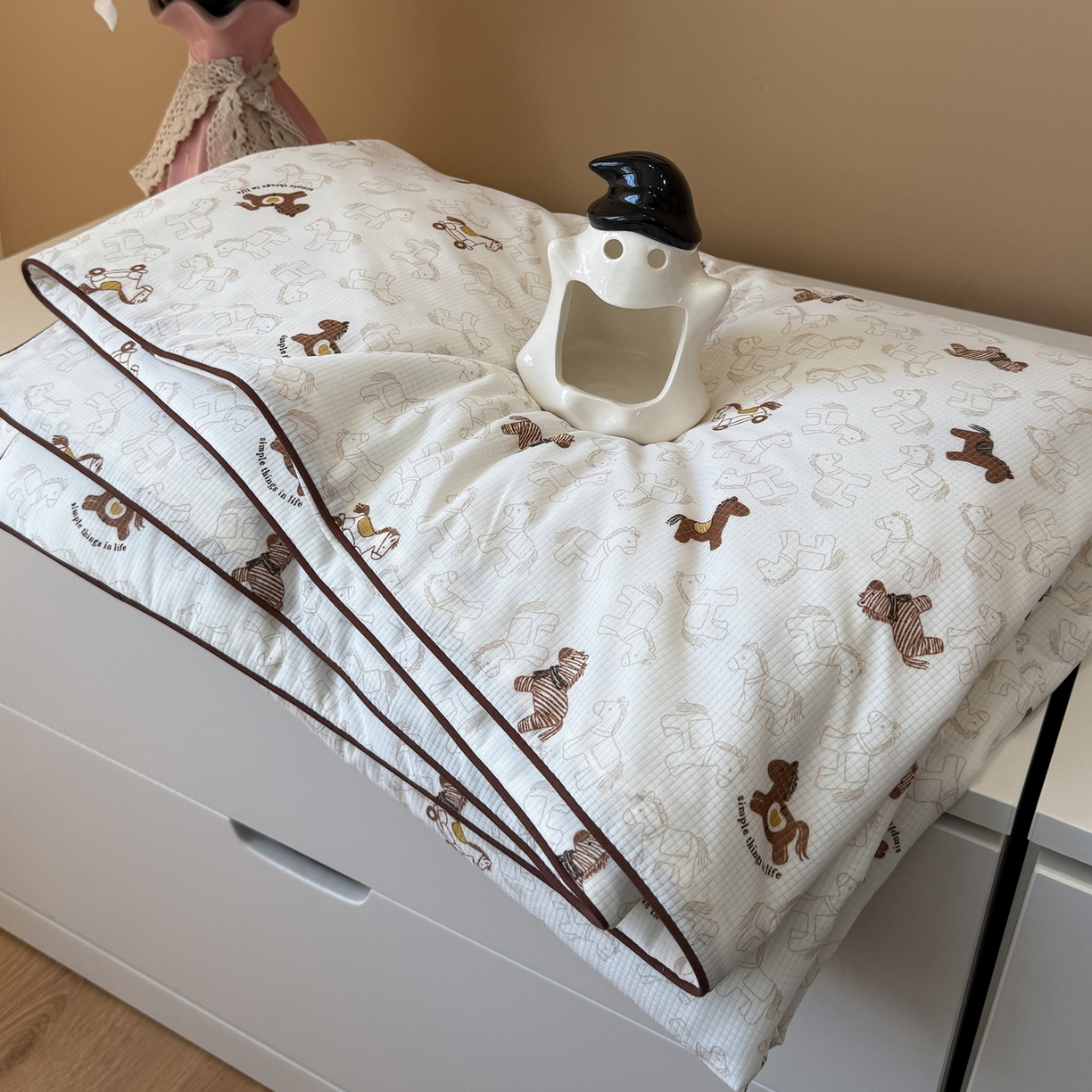 91家纺网 家纺一手货源 找家纺 羚羊语家纺 2026新款凉感丝提花夏凉被（含氨）印花冰淇淋空调被针织棉被夏被冰丝云母凉感西瓜被子被芯 旋转木马