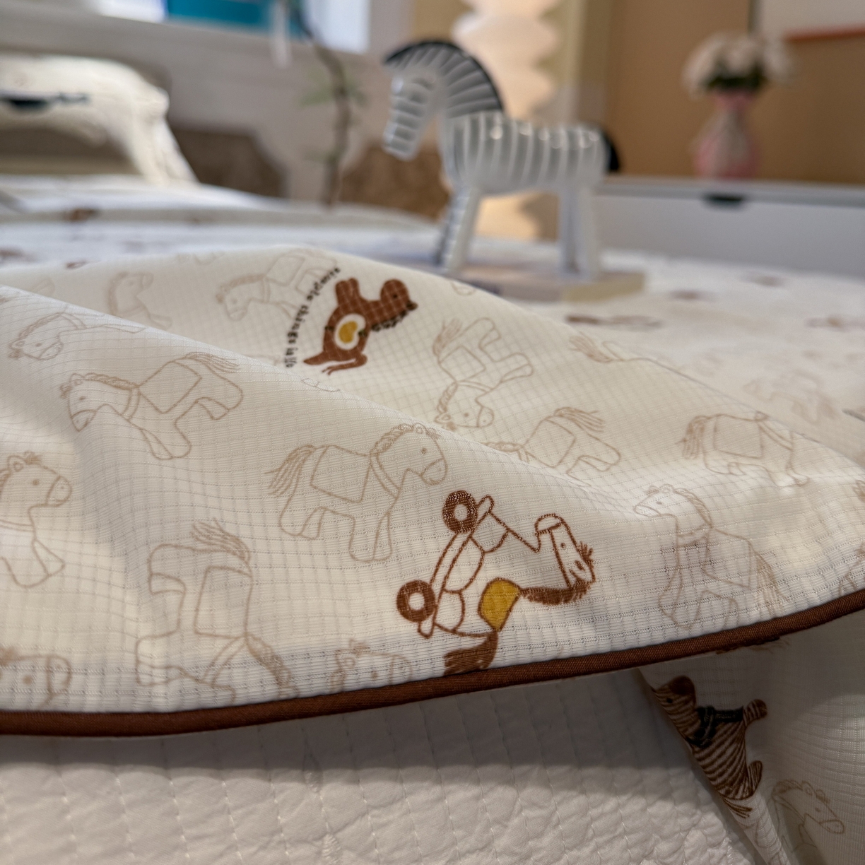 91家纺网 家纺一手货源 找家纺 羚羊语家纺 2026新款凉感丝提花夏凉被（含氨）印花冰淇淋空调被针织棉被夏被冰丝云母凉感西瓜被子被芯 旋转木马