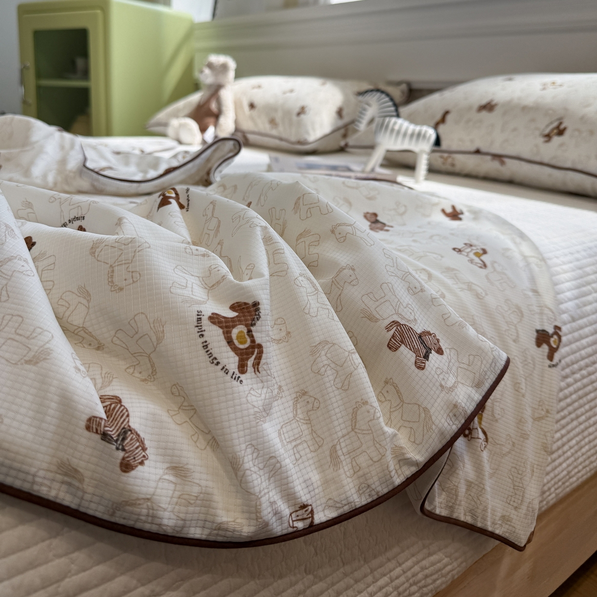 91家纺网 家纺一手货源 找家纺 羚羊语家纺 2026新款凉感丝提花夏凉被（含氨）印花冰淇淋空调被针织棉被夏被冰丝云母凉感西瓜被子被芯 旋转木马