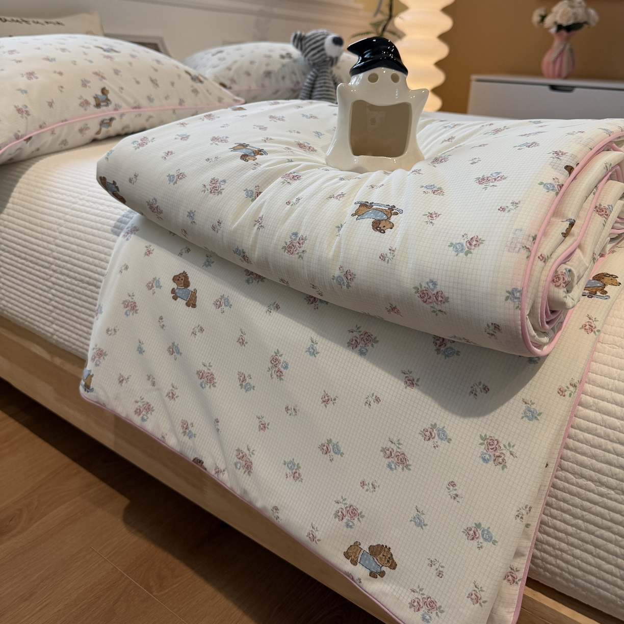 91家纺网 家纺一手货源 找家纺 羚羊语家纺 2026新款凉感丝提花夏凉被（含氨）印花冰淇淋空调被针织棉被夏被冰丝云母凉感西瓜被子被芯 腊肠小狗