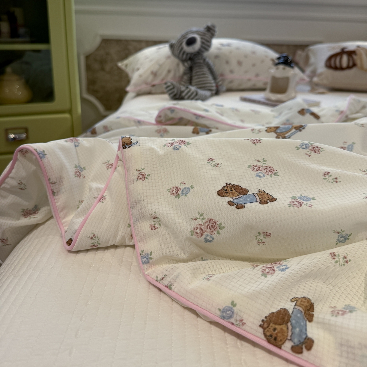 91家纺网 家纺一手货源 找家纺 羚羊语家纺 2026新款凉感丝提花夏凉被（含氨）印花冰淇淋空调被针织棉被夏被冰丝云母凉感西瓜被子被芯 腊肠小狗