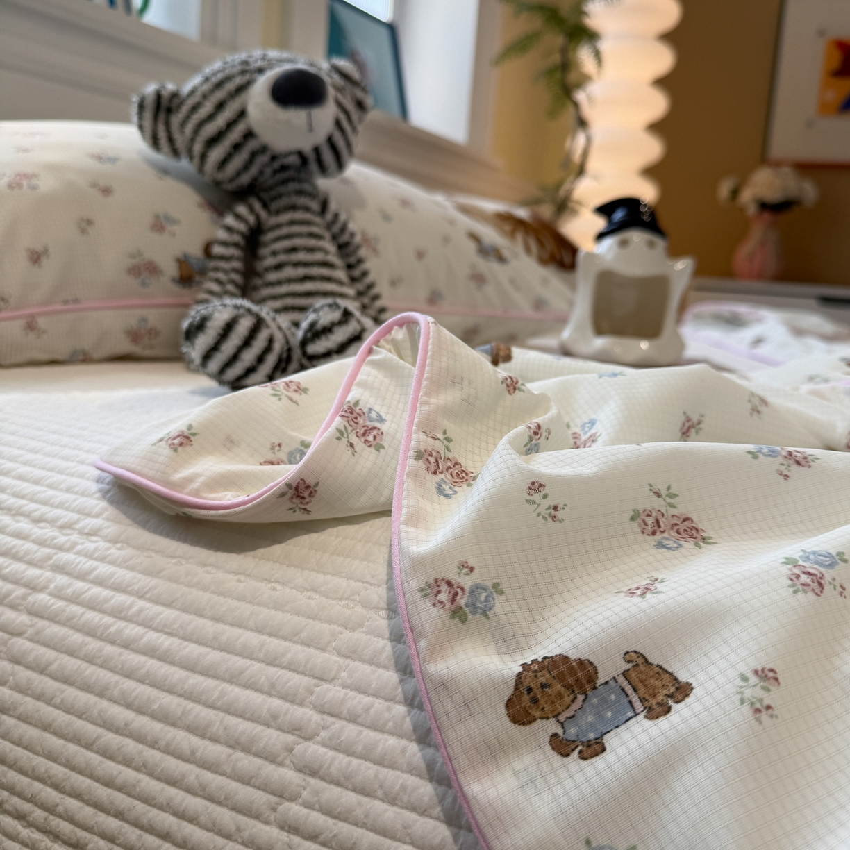 91家纺网 家纺一手货源 找家纺 羚羊语家纺 2026新款凉感丝提花夏凉被（含氨）印花冰淇淋空调被针织棉被夏被冰丝云母凉感西瓜被子被芯 腊肠小狗