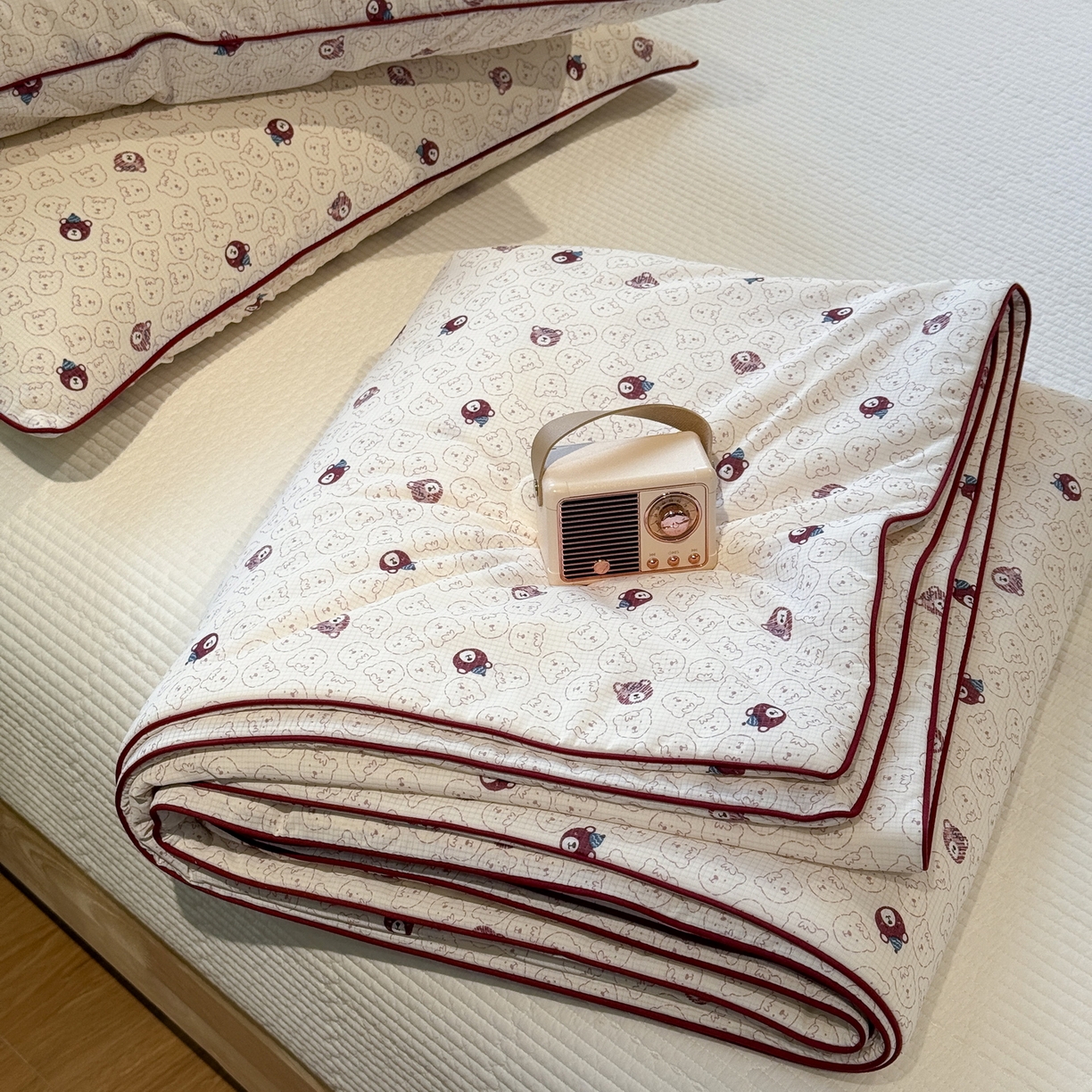 91家纺网 家纺一手货源 找家纺 羚羊语家纺 2026新款凉感丝提花夏凉被（含氨）印花冰淇淋空调被针织棉被夏被冰丝云母凉感西瓜被子被芯 甜憩熊