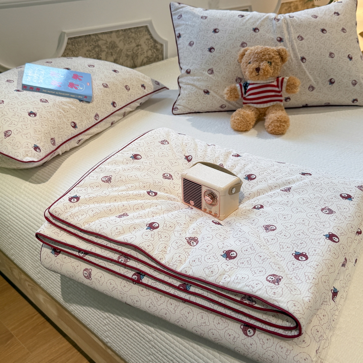 91家纺网 家纺一手货源 找家纺 羚羊语家纺 2026新款凉感丝提花夏凉被（含氨）印花冰淇淋空调被针织棉被夏被冰丝云母凉感西瓜被子被芯 甜憩熊