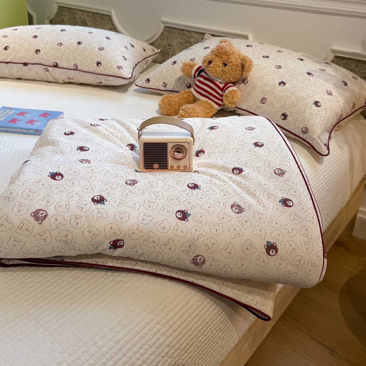 91家纺网 家纺一手货源 找家纺 羚羊语家纺 2026新款凉感丝提花夏凉被（含氨）印花冰淇淋空调被针织棉被夏被冰丝云母凉感西瓜被子被芯 甜憩熊