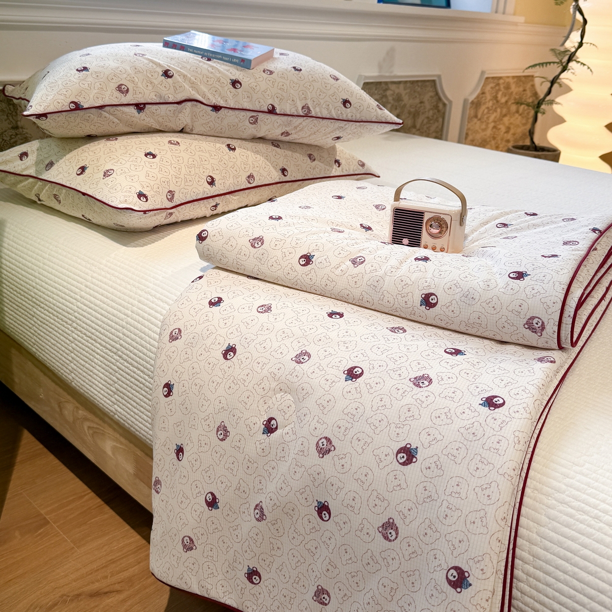 91家纺网 家纺一手货源 找家纺 羚羊语家纺 2026新款凉感丝提花夏凉被（含氨）印花冰淇淋空调被针织棉被夏被冰丝云母凉感西瓜被子被芯 甜憩熊