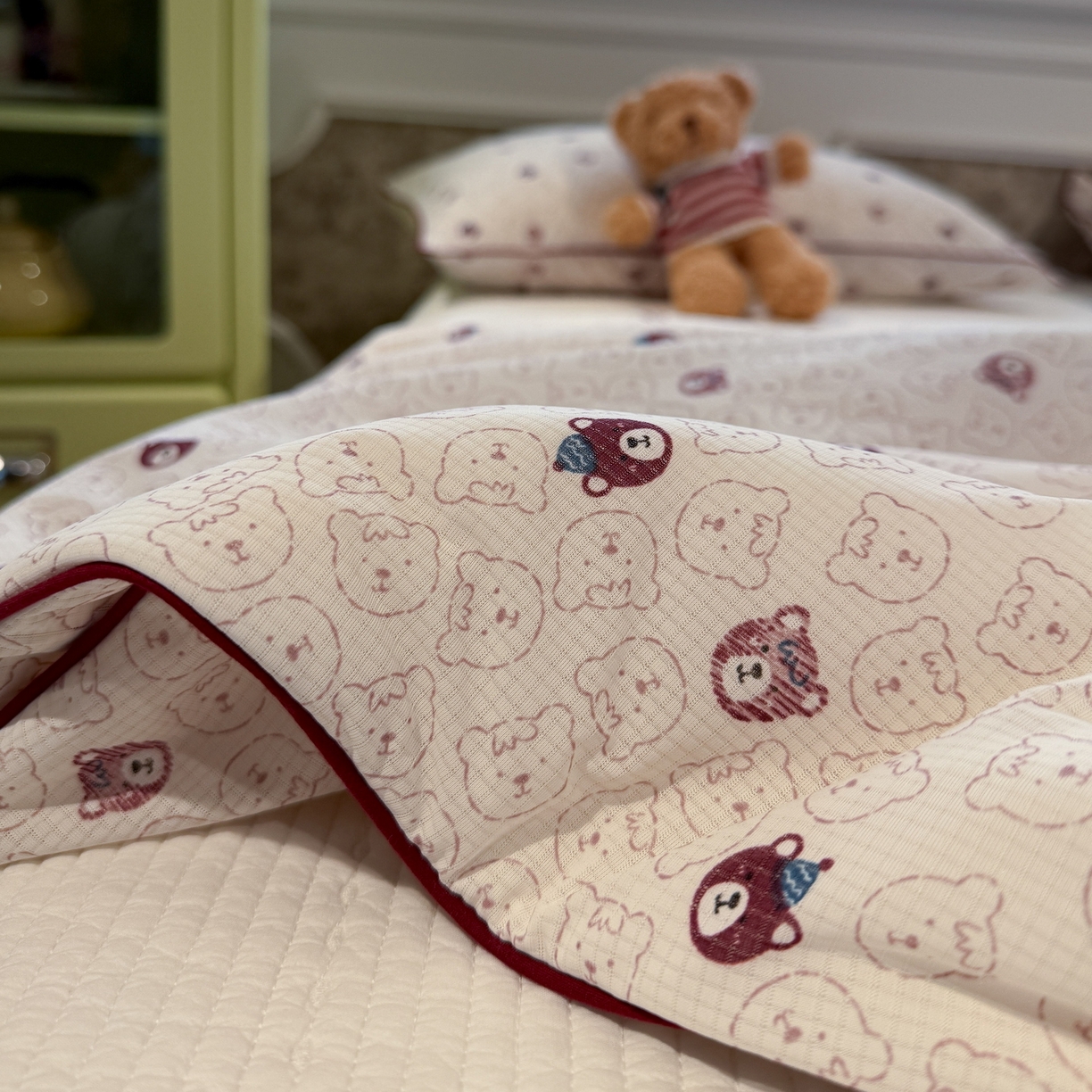 91家纺网 家纺一手货源 找家纺 羚羊语家纺 2026新款凉感丝提花夏凉被（含氨）印花冰淇淋空调被针织棉被夏被冰丝云母凉感西瓜被子被芯 甜憩熊