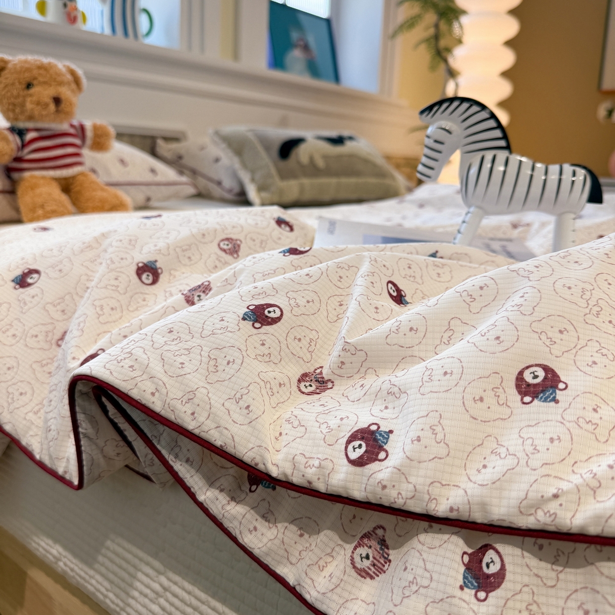 91家纺网 家纺一手货源 找家纺 羚羊语家纺 2026新款凉感丝提花夏凉被（含氨）印花冰淇淋空调被针织棉被夏被冰丝云母凉感西瓜被子被芯 甜憩熊