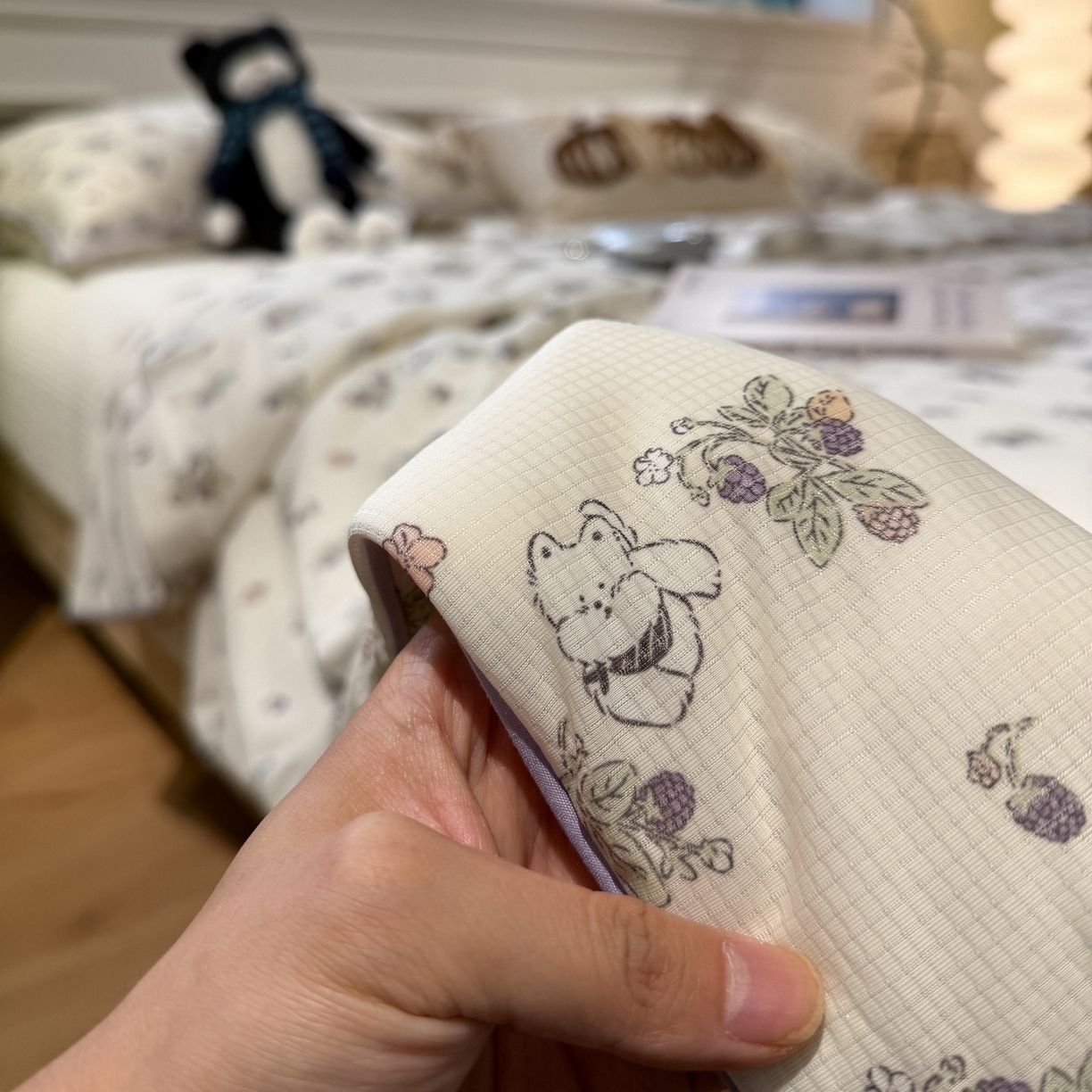 91家纺网 家纺一手货源 找家纺 羚羊语家纺 2026新款凉感丝提花夏凉被（含氨）印花冰淇淋空调被针织棉被夏被冰丝云母凉感西瓜被子被芯 西仔狗狗