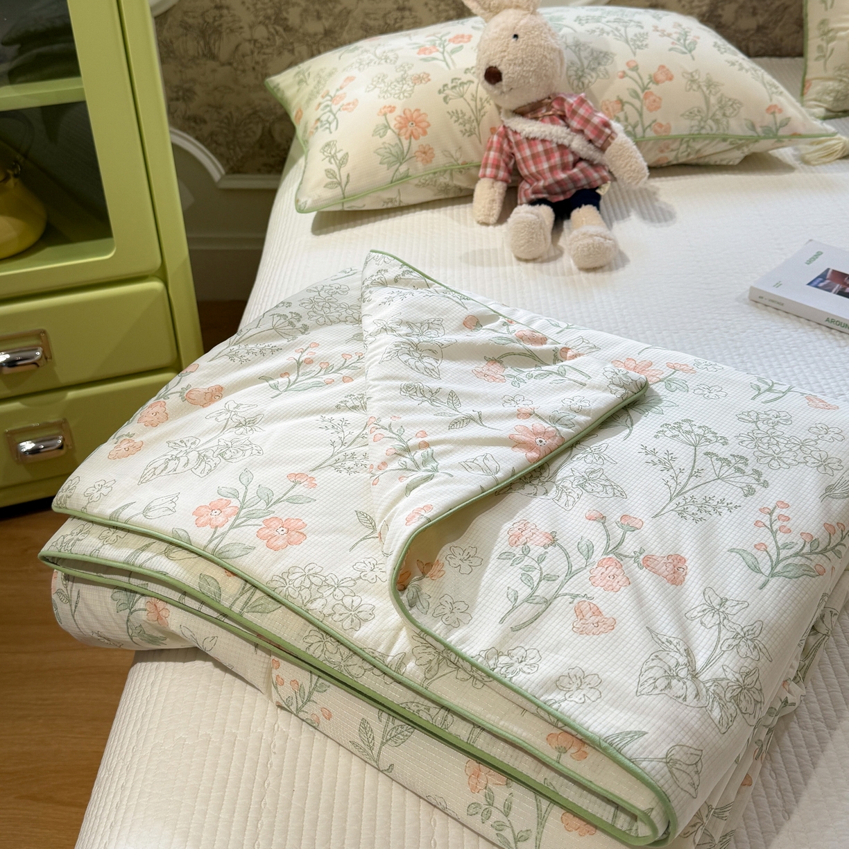 91家纺网 家纺一手货源 找家纺 羚羊语家纺 2026新款凉感丝提花夏凉被（含氨）印花冰淇淋空调被针织棉被夏被冰丝云母凉感西瓜被子被芯 闲庭花叙