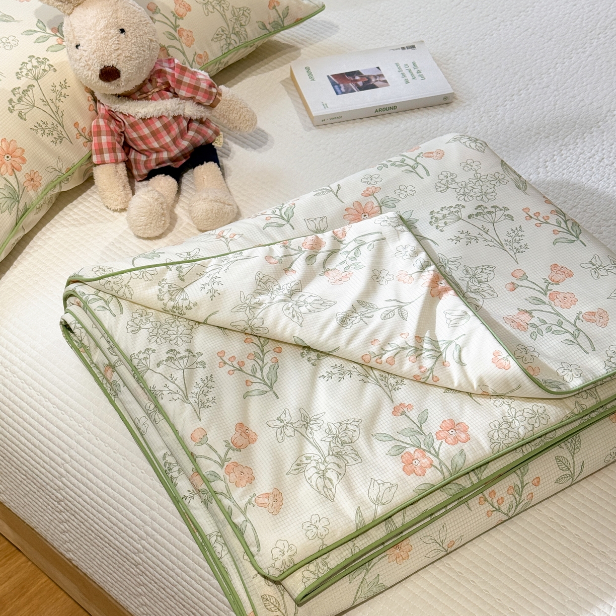 91家纺网 家纺一手货源 找家纺 羚羊语家纺 2026新款凉感丝提花夏凉被（含氨）印花冰淇淋空调被针织棉被夏被冰丝云母凉感西瓜被子被芯 闲庭花叙